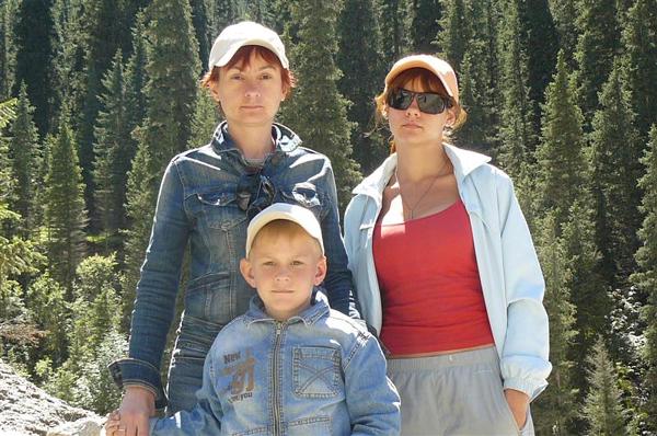 отдыхающие Шапошников Дмитрий, Светлана, Наталья и Влад, Новосибирск, РФ, 24 августа 2008 г.  - выбрали южный берег Иссык-Куля