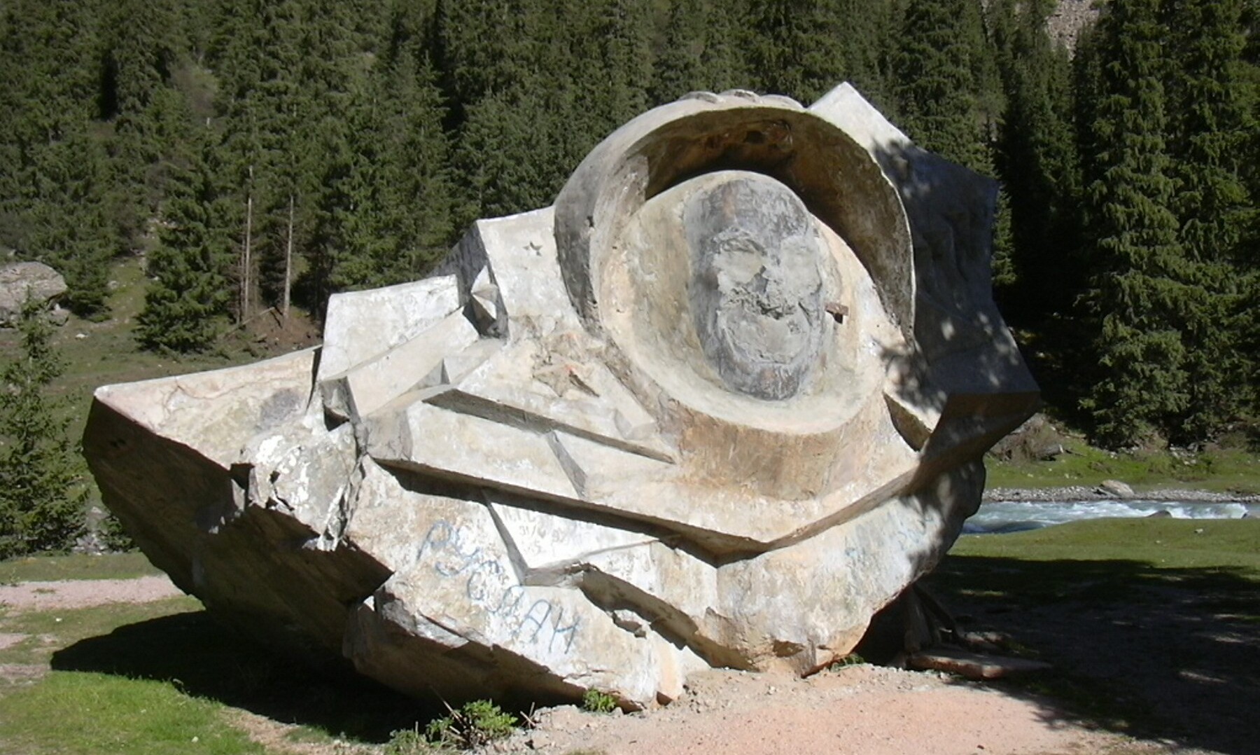 02_памятник_гагарину_вандалы