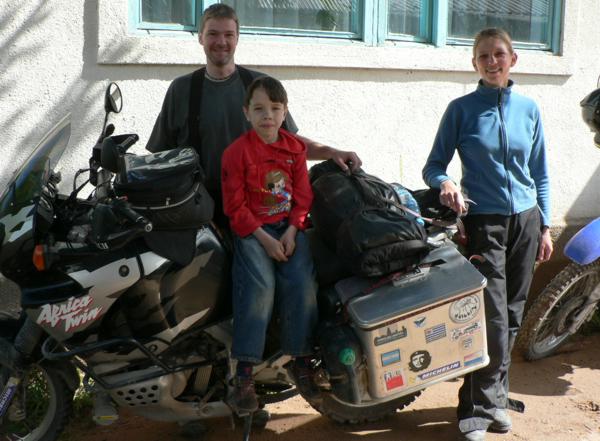 туристы Мототуристы Кирстен и Йорг, Германия, 13 июня 2007 г. посетили частный сектор на иссык-куле