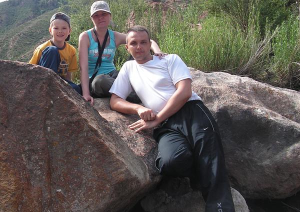 посетители Богомоловы Дмитрий, Елена, Макс, Москва, РФ, 4 июля 2009 г.  - выбрали южный берег Иссык-Куля