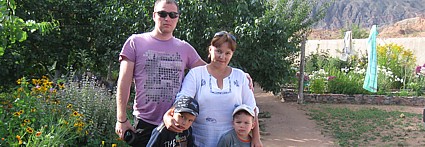 отдыхающие Скарлыгины Алена, Андрей, Сережа и Артемка, Новокузнецк, 12.08.11 г. посетили частный сектор на иссык-куле