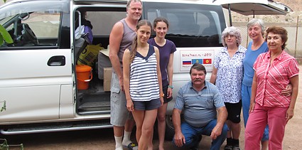 туристы Хавкина Лариса, Ивлева Екатерина, Зиман Елизавета, Смирнов Алексей, Смирнова Светлана, Троицк, РФ, 12 августа 2013 г.  - в гостевом доме В