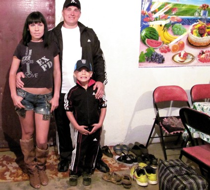 посетители Индира, Максим, Артем Федоровы, Томск, РФ, 26 июля 2013 г.  - выбрали южный берег Иссык-Куля