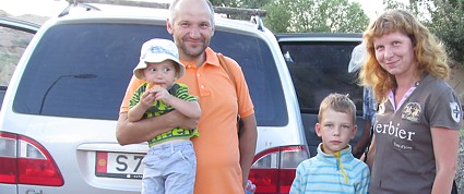 посетители Кашнер Ирина, Филиппов Александр, Филиппов Савва, Акилов Петр, Екатеринбург, РФ, 15 августа 2013 г. посетили частный сектор на иссык-