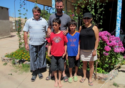 отдыхающие Бреннеман Брэд, Амаль, Джасур, Тима, Бишкек, КР, 2 августа 2014 г. посетили частный сектор на иссык-куле