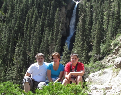 группа Барт Константин, Наталья, Тимофей, Барнаул, РФ, 15 августа 2015 г.  - на Иссык-Куле