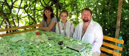 отдыхающие Калачева Инна, Сергеева Светлана, Лоскутов Александр (Небо) и Глушков Сергей, Алматы, КЗ, 6 июля 2015 г.  - в гостевом доме Вера