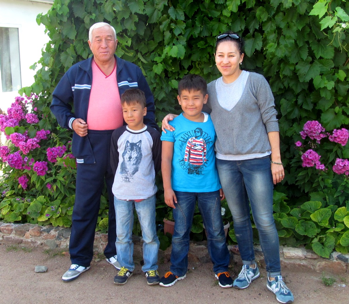 группа Жолдошевы Эльмира, Амангельды, Аскат, Азат, Бишкек-Узген, КР, 20 августа 2016 г. посетили частный сектор на иссык-куле