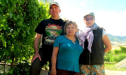 отдыхающие Наталья Каменева, Валерий Бахарев, Зарема Зарифова, Москва, РФ, 2 июня 2017 г.  - отдыхали у Веры на Иссык-Куле