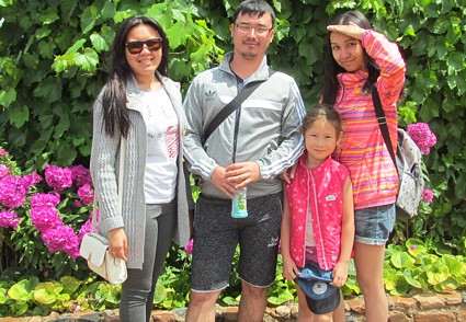 отдыхающие Нурмухамбетовы Фатима, Айгерим, семьи Магметовых и Мисливченко , Шымкент, КЗ, 4 августа 2017 г.  - выбрали южный берег Иссык-Куля