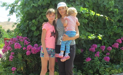 туристы Орловы Владимир, Анастасия, Арина, Вилеруш Олеся, Бишкек, КР, 3 августа 2017 г.  - в гостевом доме Вера