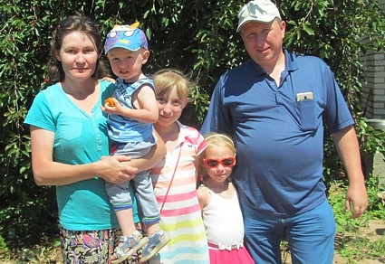 группа Сергей, Юлия, Ольга, Катя, Алексей, Бишкек, КР, 21 июля 2017 г.  - в гостевом доме Вера