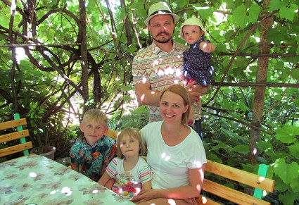 Воробьевы Дмитрий, Лиана и дети Марк, Богдана, Агата, Бишкек, КР, 11 июля 2019 г. на отдыхе в гостевом доме Вера