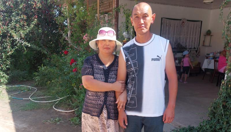 Нурлан, Чынара из Каракола в Каджи-Сае у Веры в гостях.